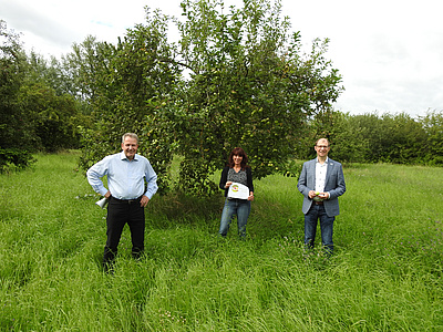 Bürgermeister Guido Rahn, Stefanie Friederich (Naturschutzfonds) und Landrat Jan Weckler bei der Einweihung des Projektes „Wetterauer Ernte(n)“ in Karben