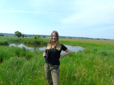 Ronja Brockhage, neue Mitarbeiterin beim Naturschutzfonds Wetterau e.V., bei ihrer ersten Begehung des Mährieds bei Staden.